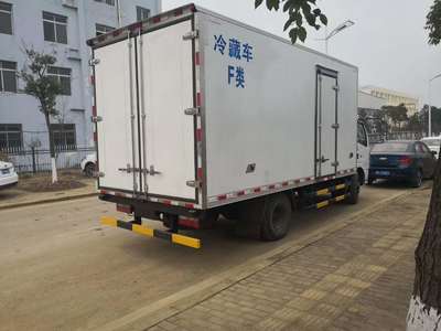 東風(fēng)多利卡5.2米冷藏車與油罐車產(chǎn)品介紹及廠家報價